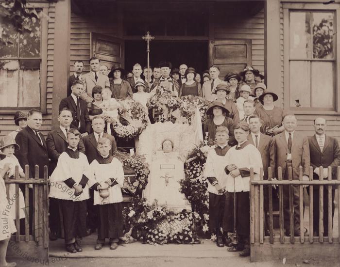 Mourners on a wooden porch II
