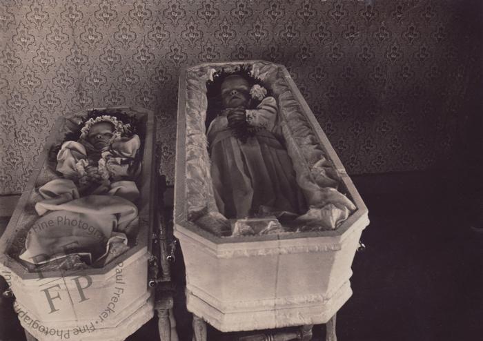 Millie and Claudia Groth, 1911