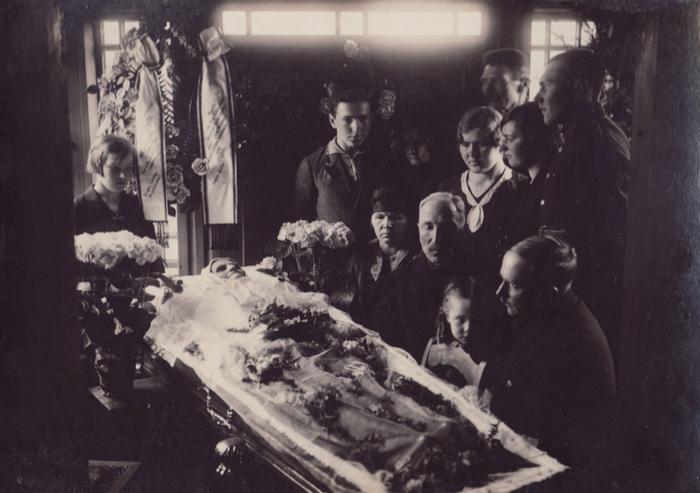Elderly women and her family, 1933