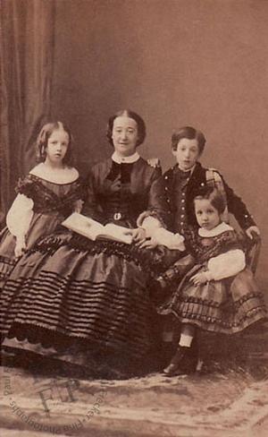 Duchesse d'Albe and her children